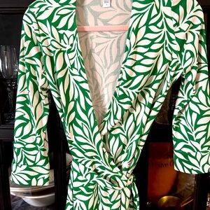 DIANE VON FURSTENBERG VINTAGE JUSTIN Laurel Leaf Silk Wrap Dress size 4